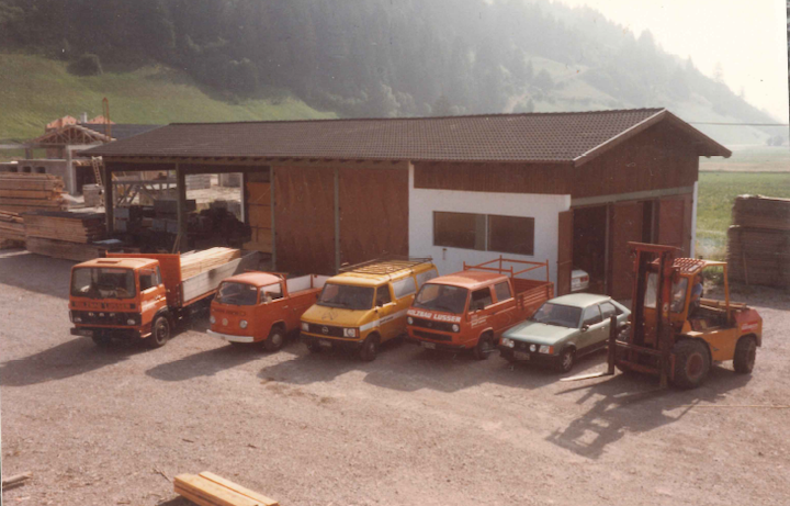 Fahrzeuge vor der Werkstatt von Holzbaulusser 1983