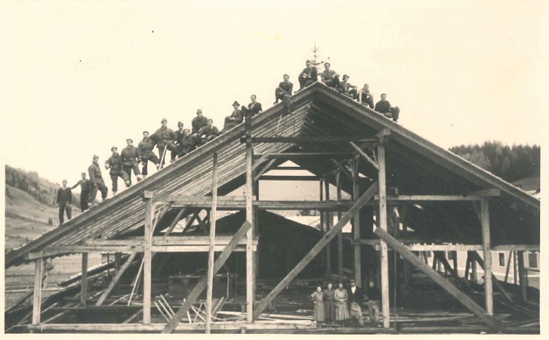 Arbeiter auf dem Holzdach