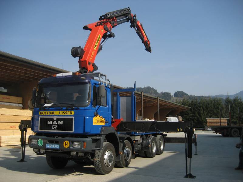 LKW mit 41-Metertonnen-Ladekran