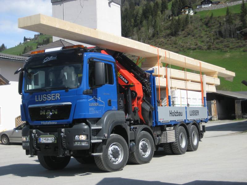 LKW mit 74-Metertonnen-Ladekran